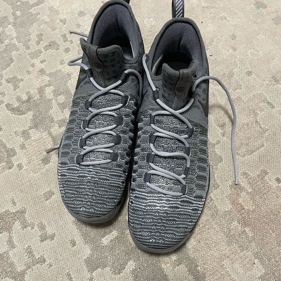 NEVER USED BASKETBALL NIKE SNEAKERS - Picture 2 of 4